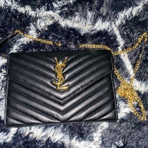 BLACK AND GOLD PURSE 👜